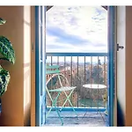 Le Petit Balcon Bleu