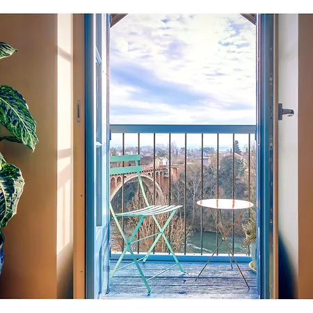 Le Petit Balcon Bleu