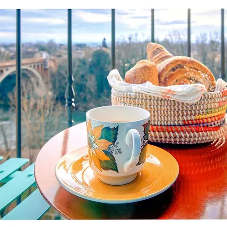 Le Petit Balcon Bleu *