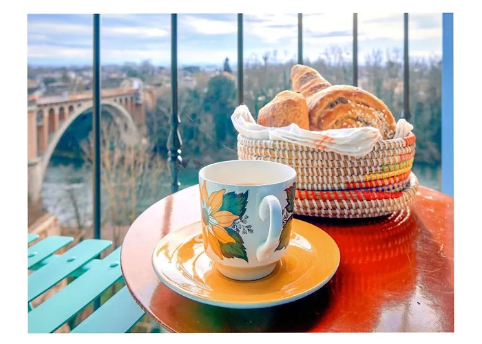 Le Petit Balcon Bleu *